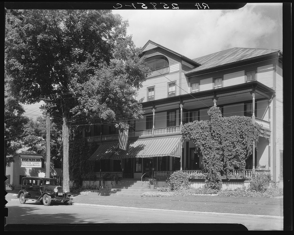 Hyde Park Inn, Hyde Park, Vermont. Sourced from the Library of Congress.