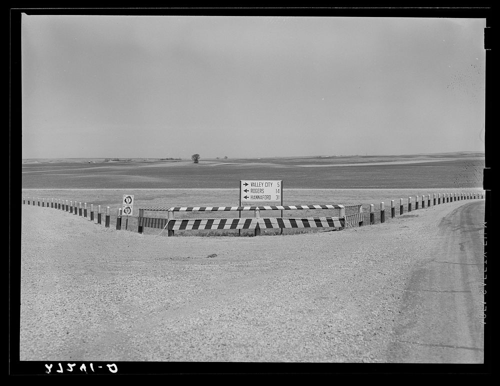 Highway intersection near Fargo, North Dakota. Sourced from the Library of Congress.
