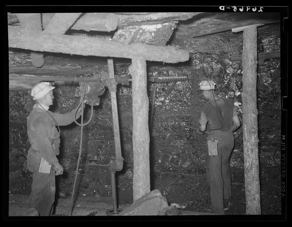 Drillers. Old Ben number eight. West Frankfort, Illinois (see 26980-D). Sourced from the Library of Congress.