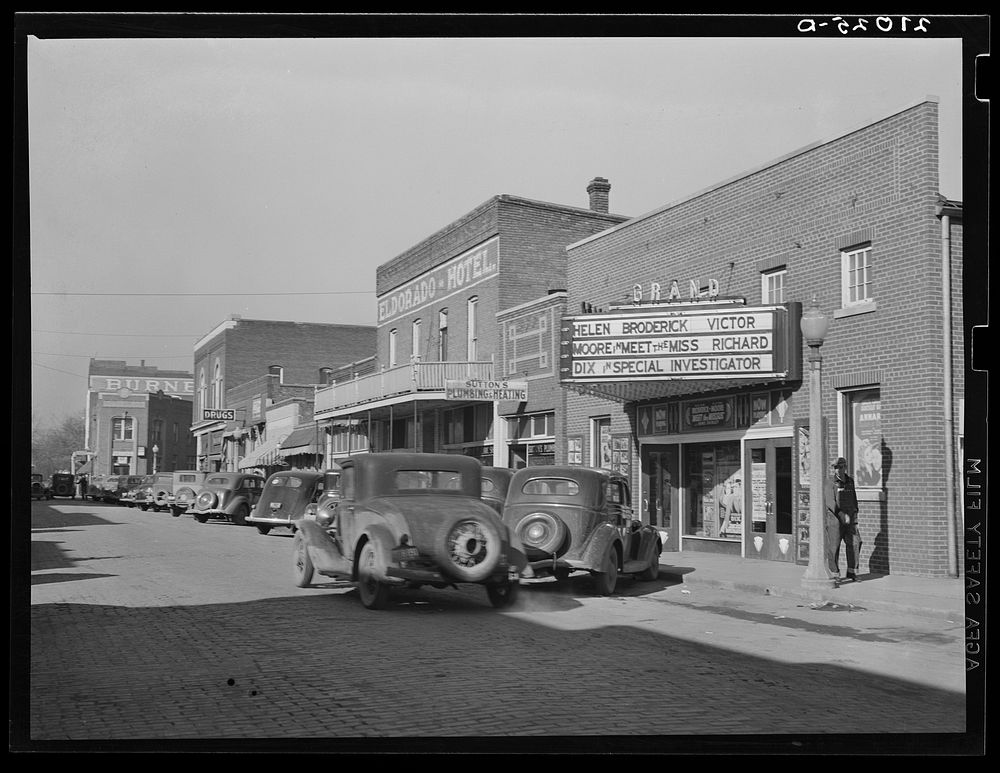 Shopping center of Eldorado, Illinois. Sourced from the Library of Congress.