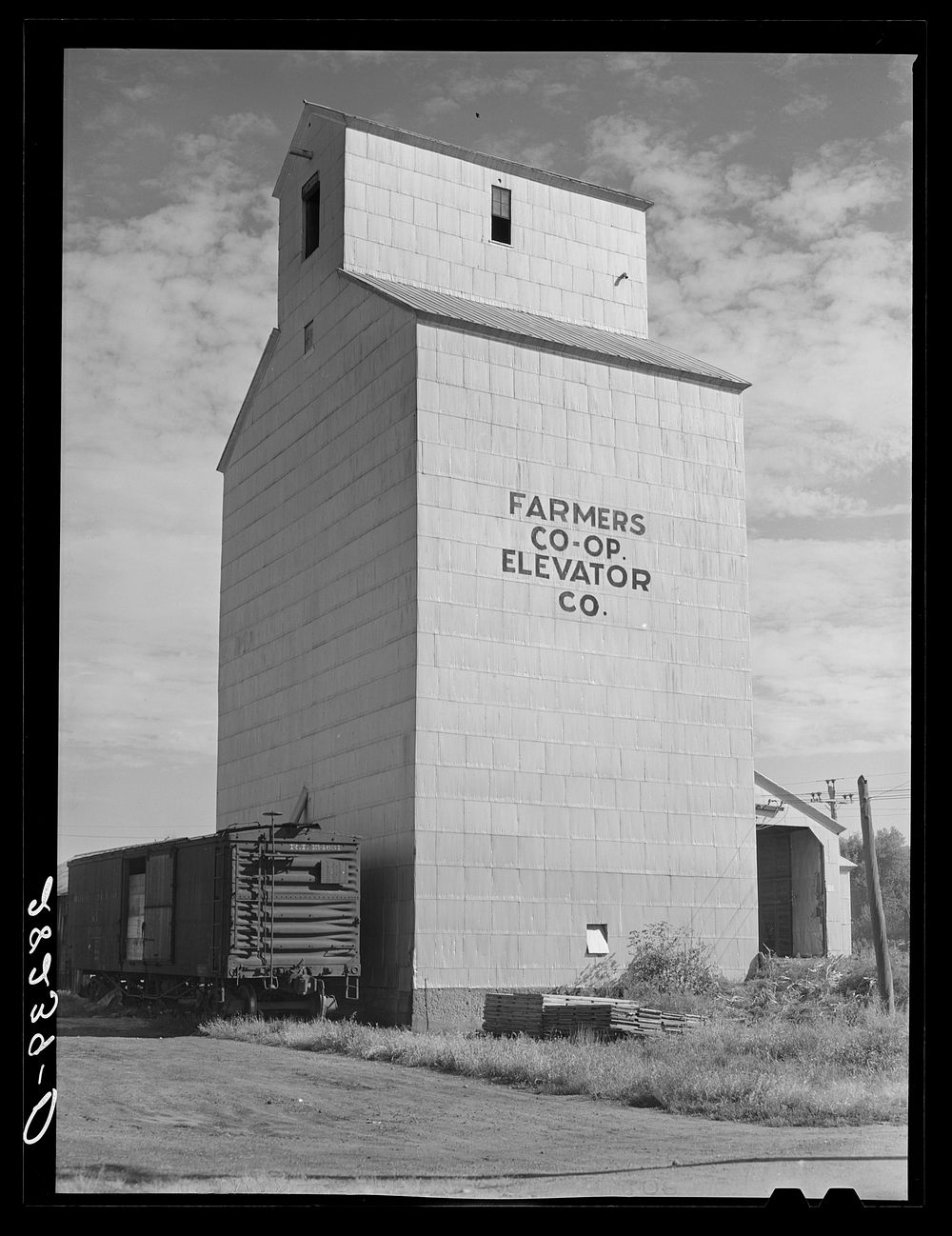 Farmers' elevator. Grundy Center, Iowa (cooperative elevator). Sourced from the Library of Congress.