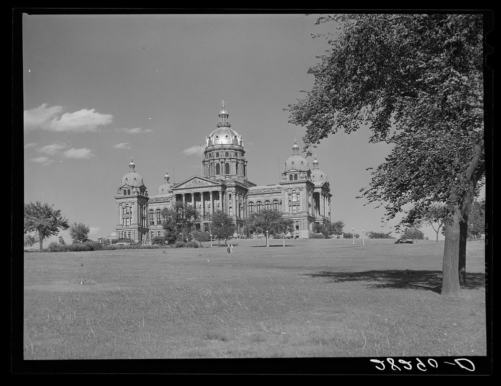 Iowa state capitol. Des Moines, Iowa. Sourced from the Library of Congress.