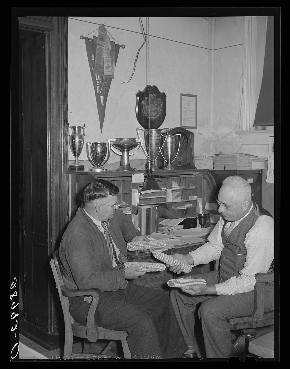 County agent and farmer. Grundy Center, Iowa. Sourced from the Library of Congress.