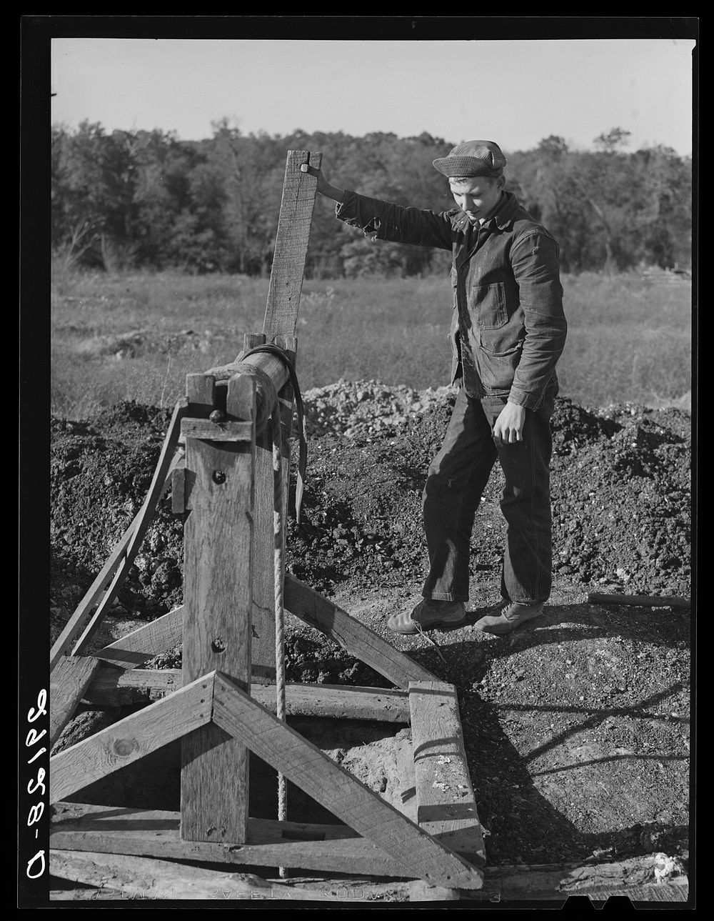 Crude windlass used in hauling tiff to surface. Washington County, Missouri. Sourced from the Library of Congress.