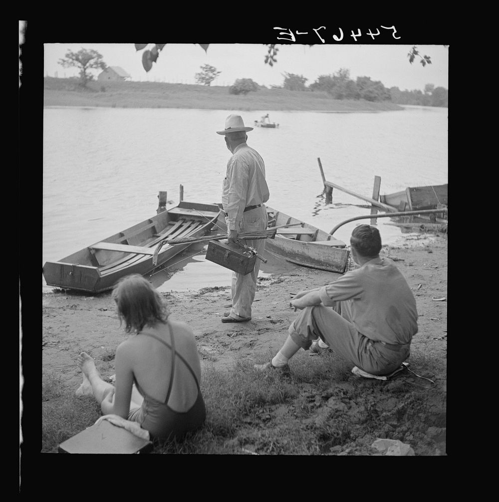 [Untitled photo, possibly related to: Boating and fishing along Cane River on Fourth of July. Near Natchitoches, Louisiana].…