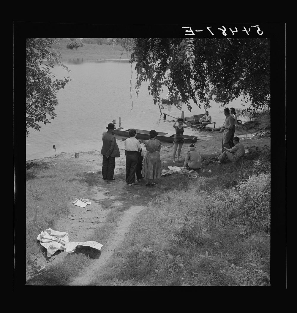 [Untitled photo, possibly related to: Boating and fishing along Cane River on Fourth of July near Natchitoches, Louisiana].…