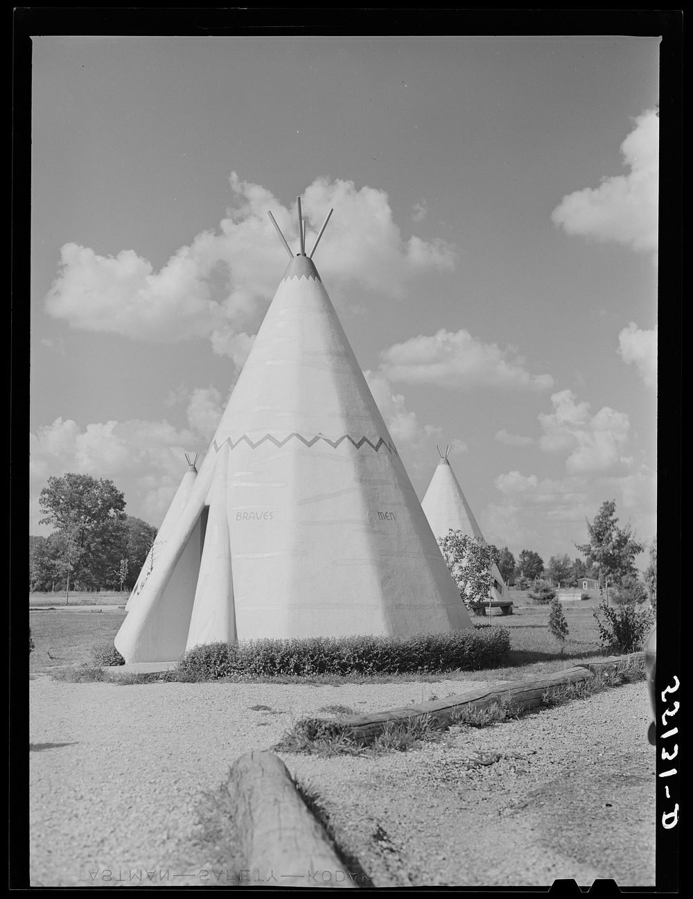 Cabins imitating Indian teepee for tourists along highway south of Bardstown, Kentucky. Sourced from the Library of Congress.