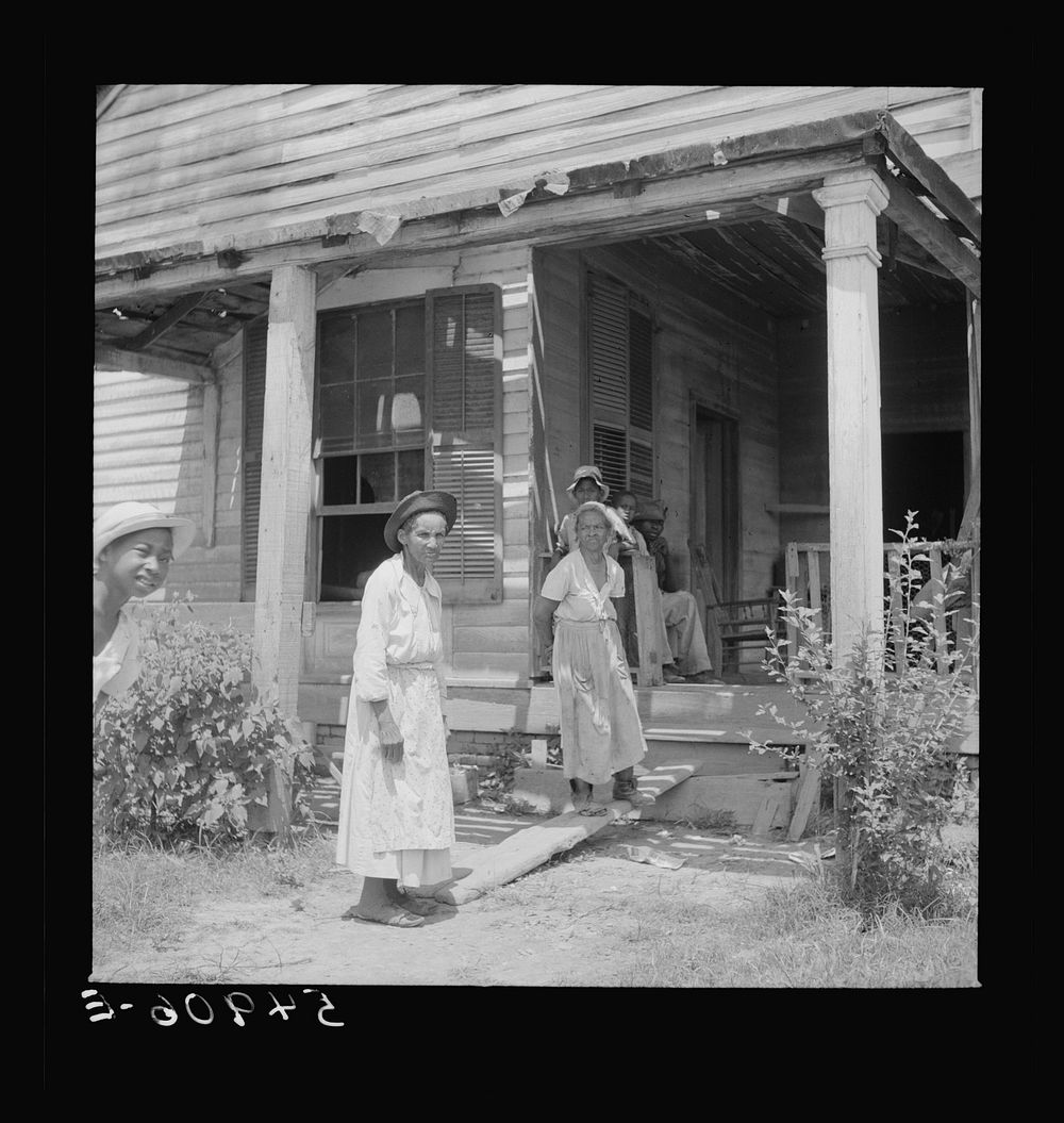[Untitled photo, possibly related to: Rodney, Mississippi]. Sourced from the Library of Congress.