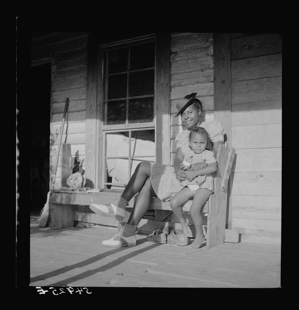  worker who does housework when not picking cotton. Near Natchitoches, Louisiana. Sourced from the Library of Congress.