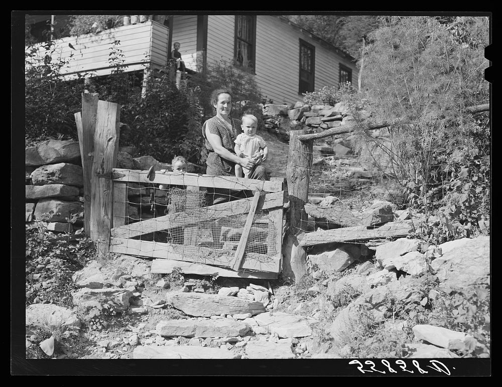 Mountain family in yard up Stinking Creek on Pine Mountain, Kentucky. Sourced from the Library of Congress.