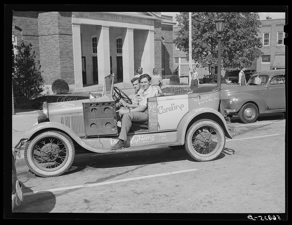 [Untitled photo, possibly related to: University of North Carolina boys in their car in front of the post office. Chapel…