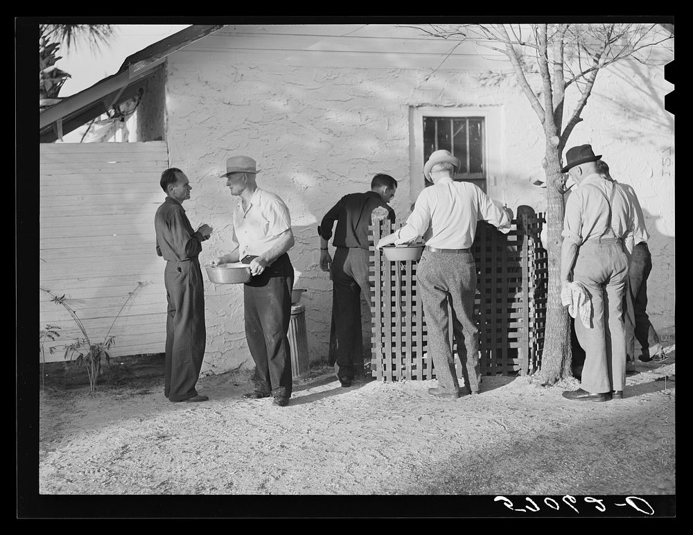 Migratory workers waiting to receive surplus commodities. Belle Glade, Florida. Sourced from the Library of Congress.