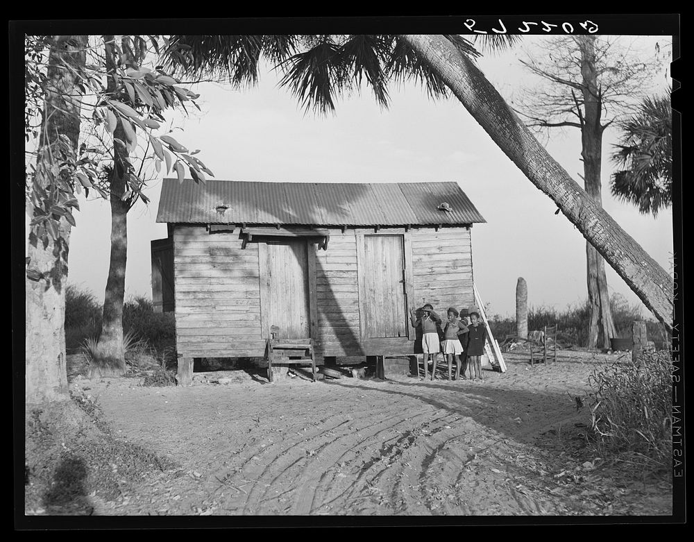 Migratory workers' homes near Canal Point, Florida. Sourced from the Library of Congress.