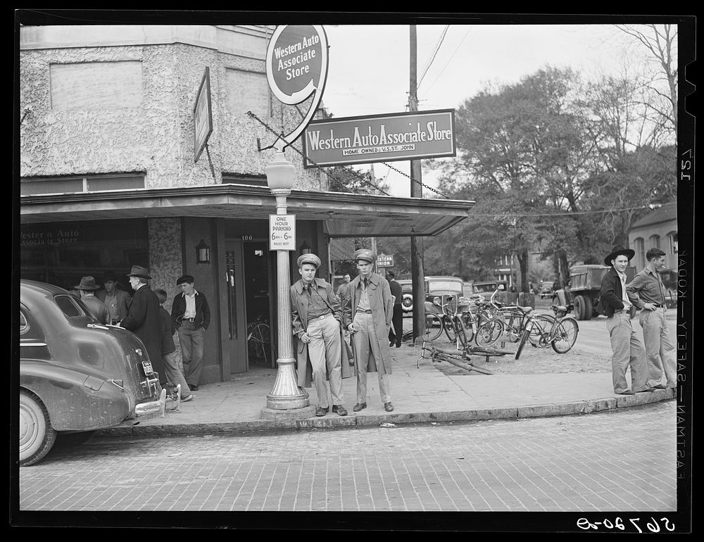 Soldiers on street corner in Starke, Florida. Sourced from the Library of Congress.