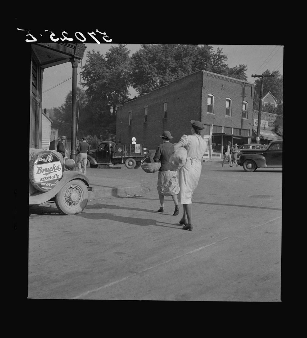 Mountain people with groceries and supplies. Jackson, Breathitt County, Kentucky. Sourced from the Library of Congress.