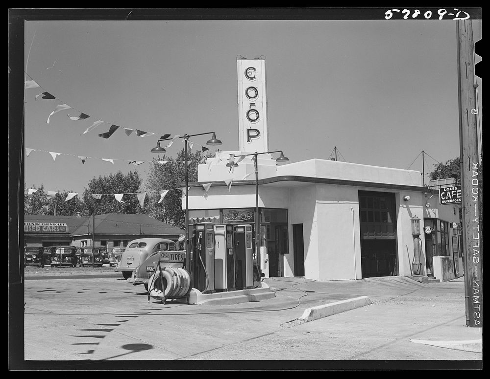 Cooperative gas station in Minneapolis, Minnesota. Sourced from the Library of Congress.