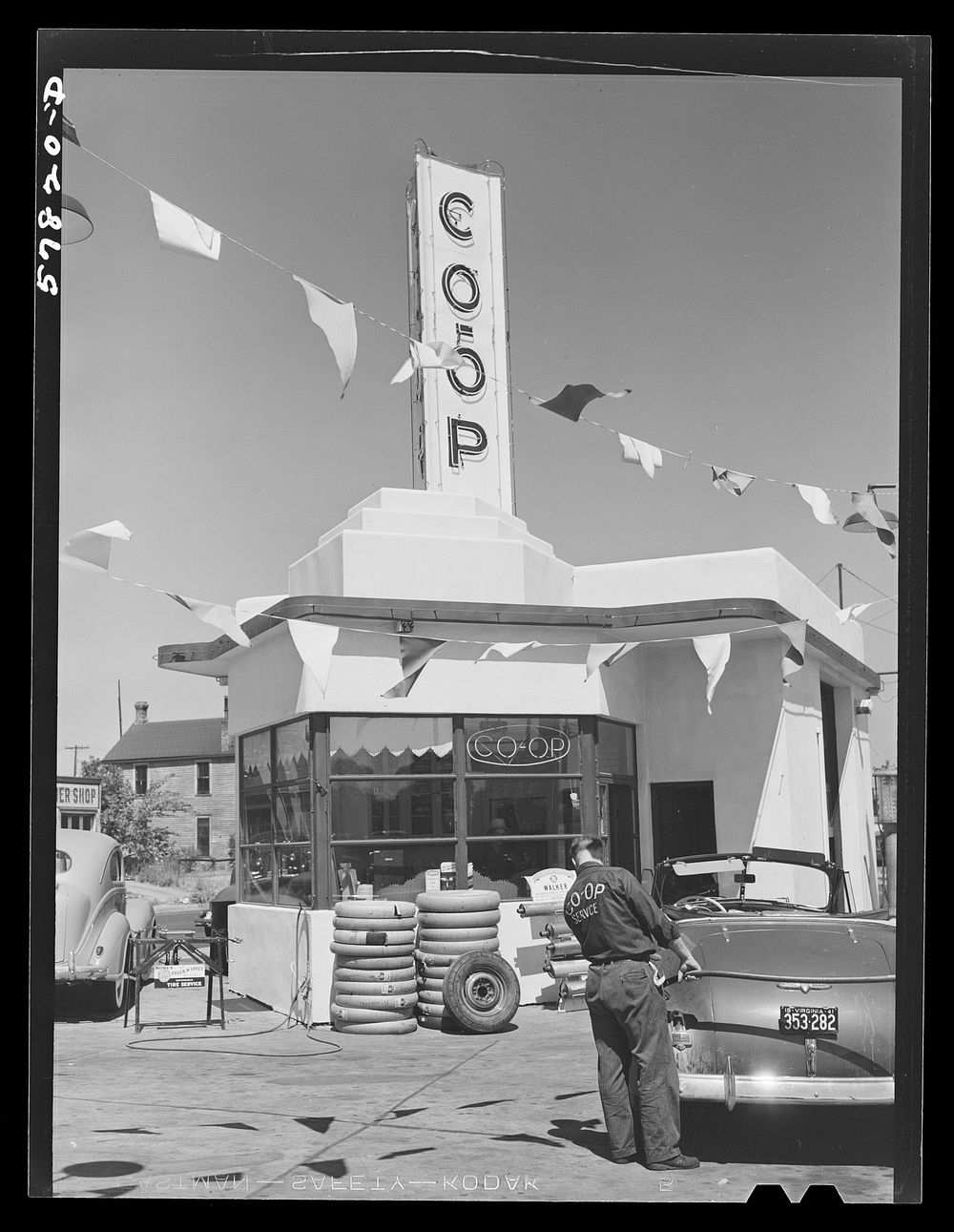 Cooperative gas station in Minneapolis, Minneapolis. Sourced from the Library of Congress.