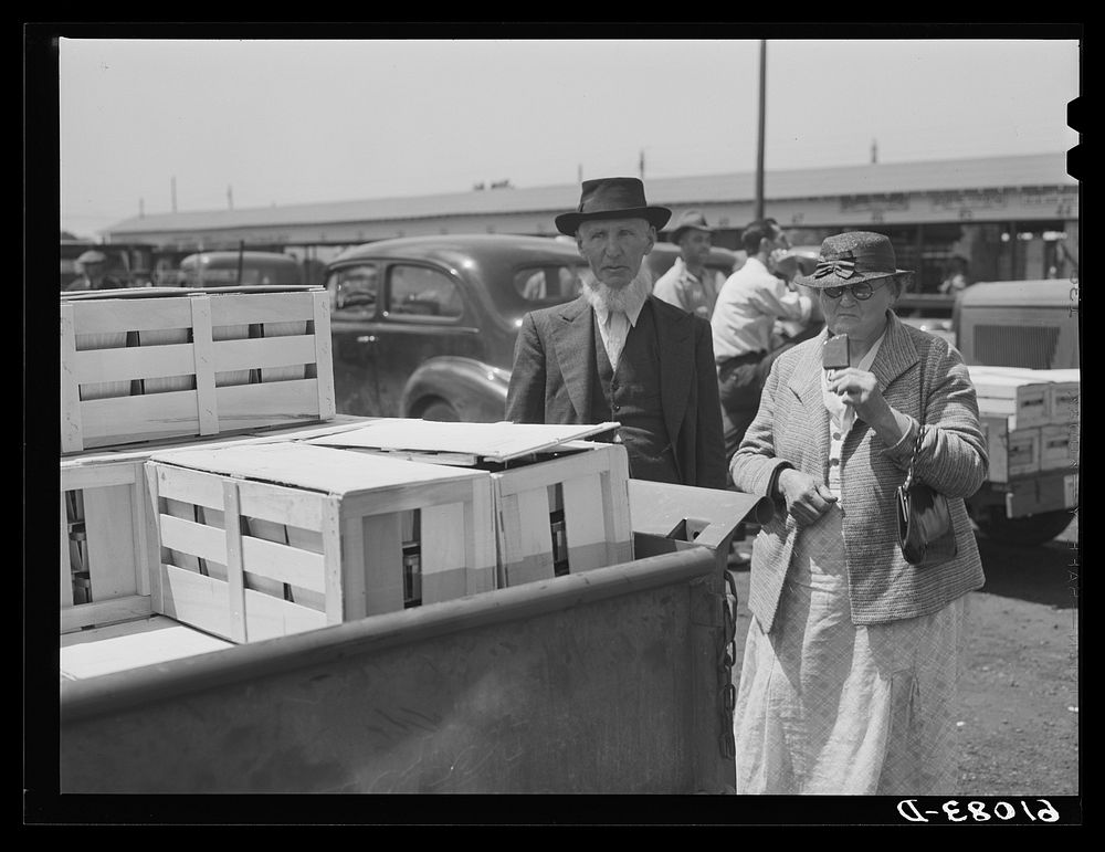 Visitors at fruit market. Benton Harbor, Michigan. Sourced from the Library of Congress.