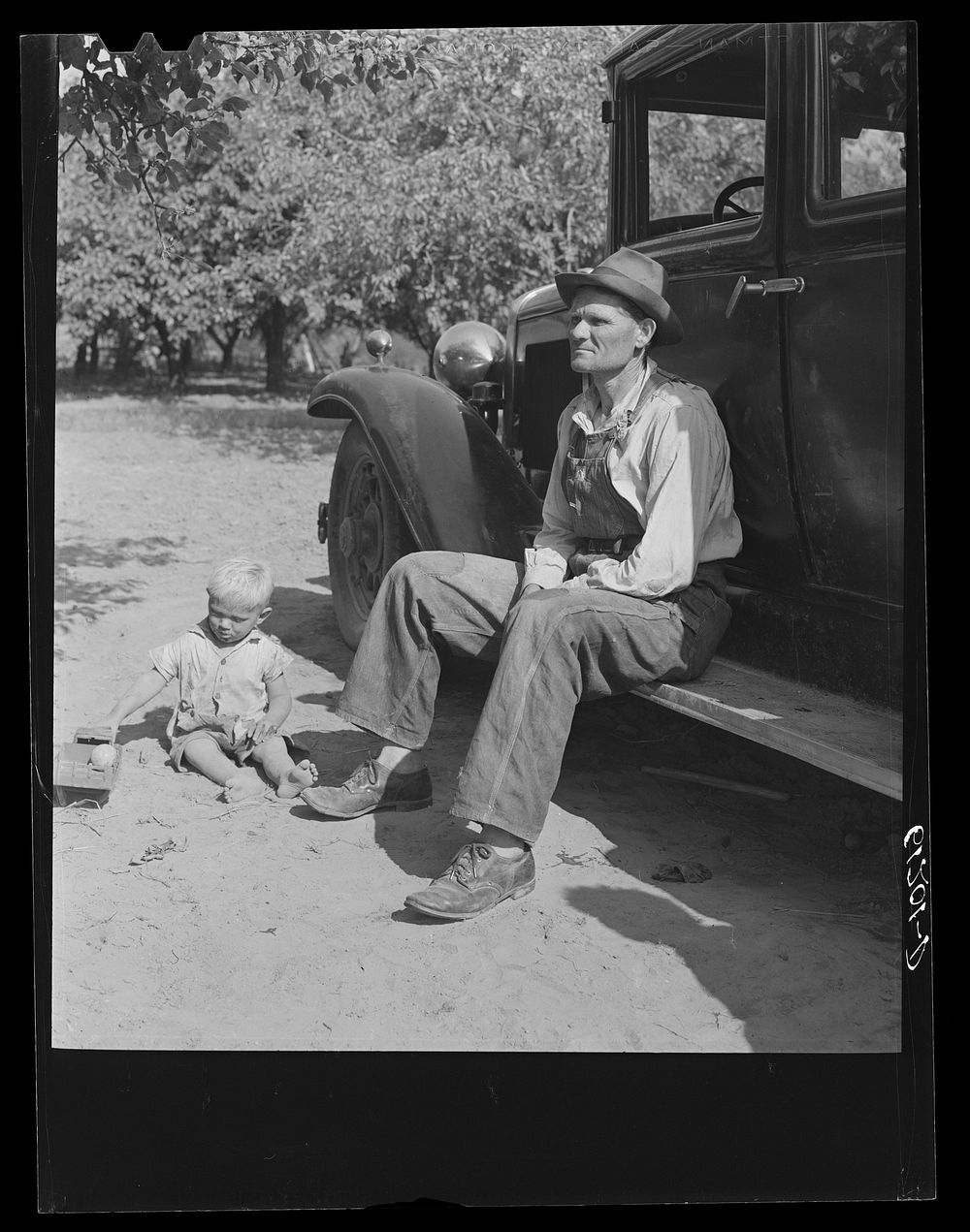 Migrant fruit worker from Arkansas. Berrien County, Michigan. Sourced from the Library of Congress.
