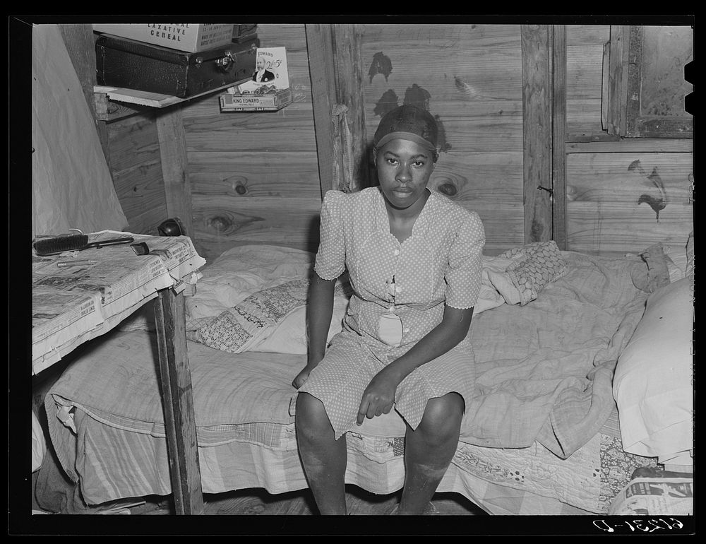 Wife of migrant fruit picker. Berrien County, Michigan. Sourced from the Library of Congress.