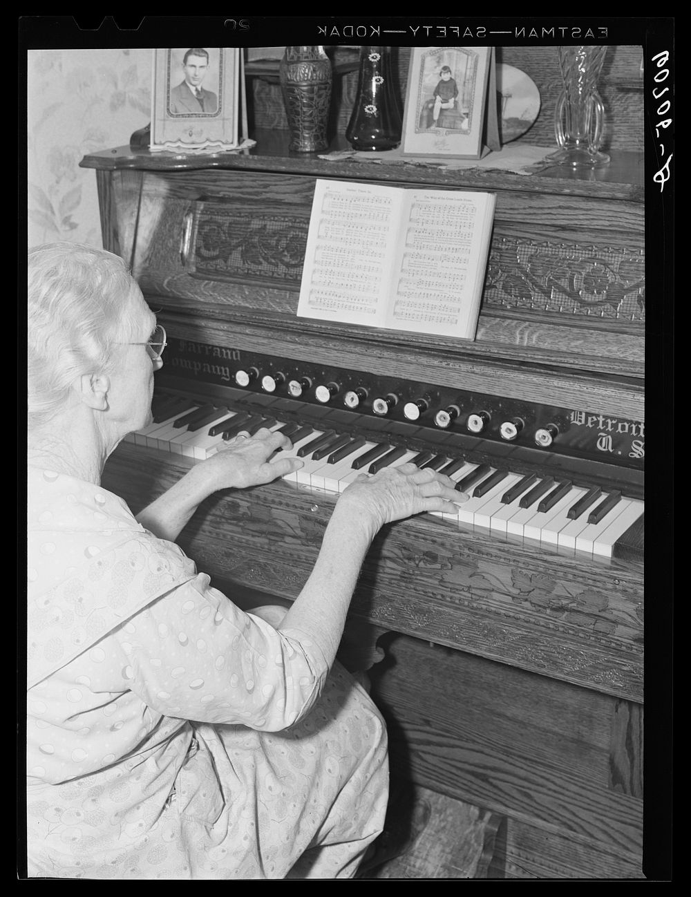 Organ in parlor of Scranton, Iowa, home. Sourced from the Library of Congress.
