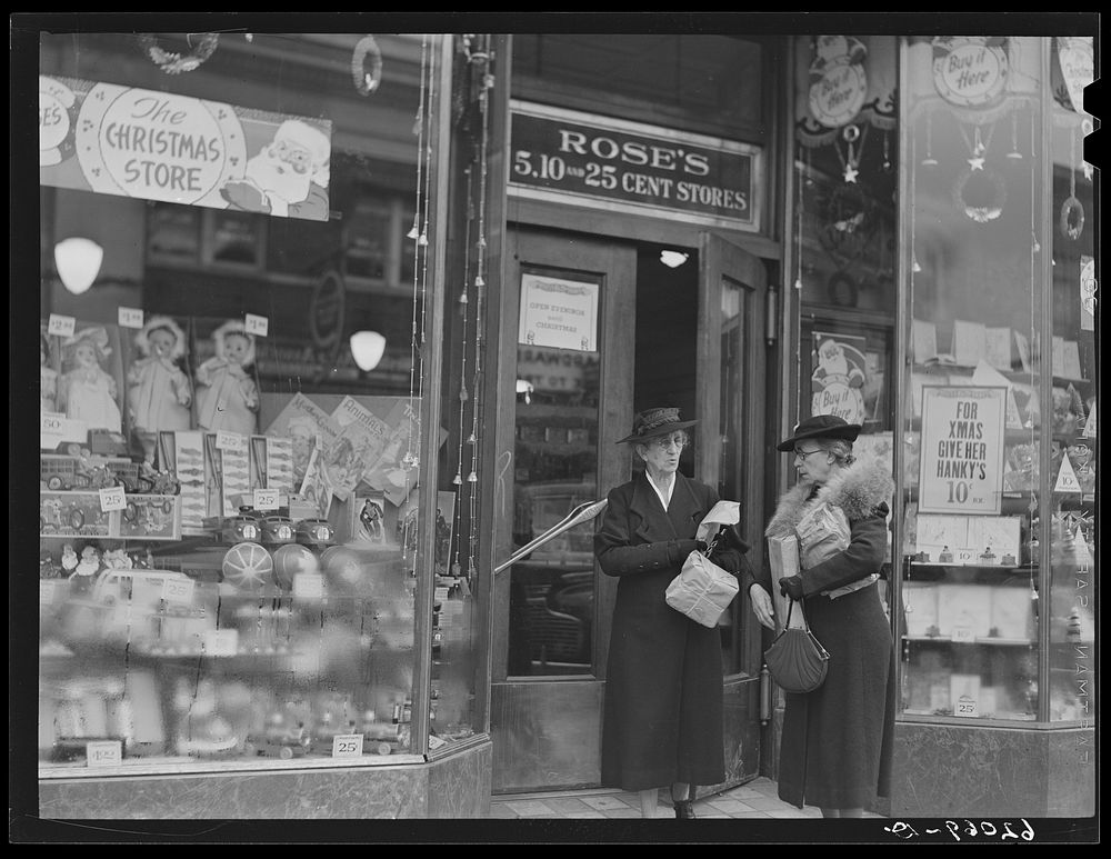 Christmas shopping. Radford, Virginia. Sourced from the Library of Congress.