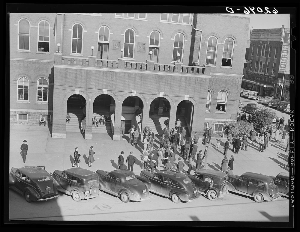 [Untitled photo, possibly related to: Courthouse. Saturday afternoon. Gadsen, Alabama]. Sourced from the Library of Congress.