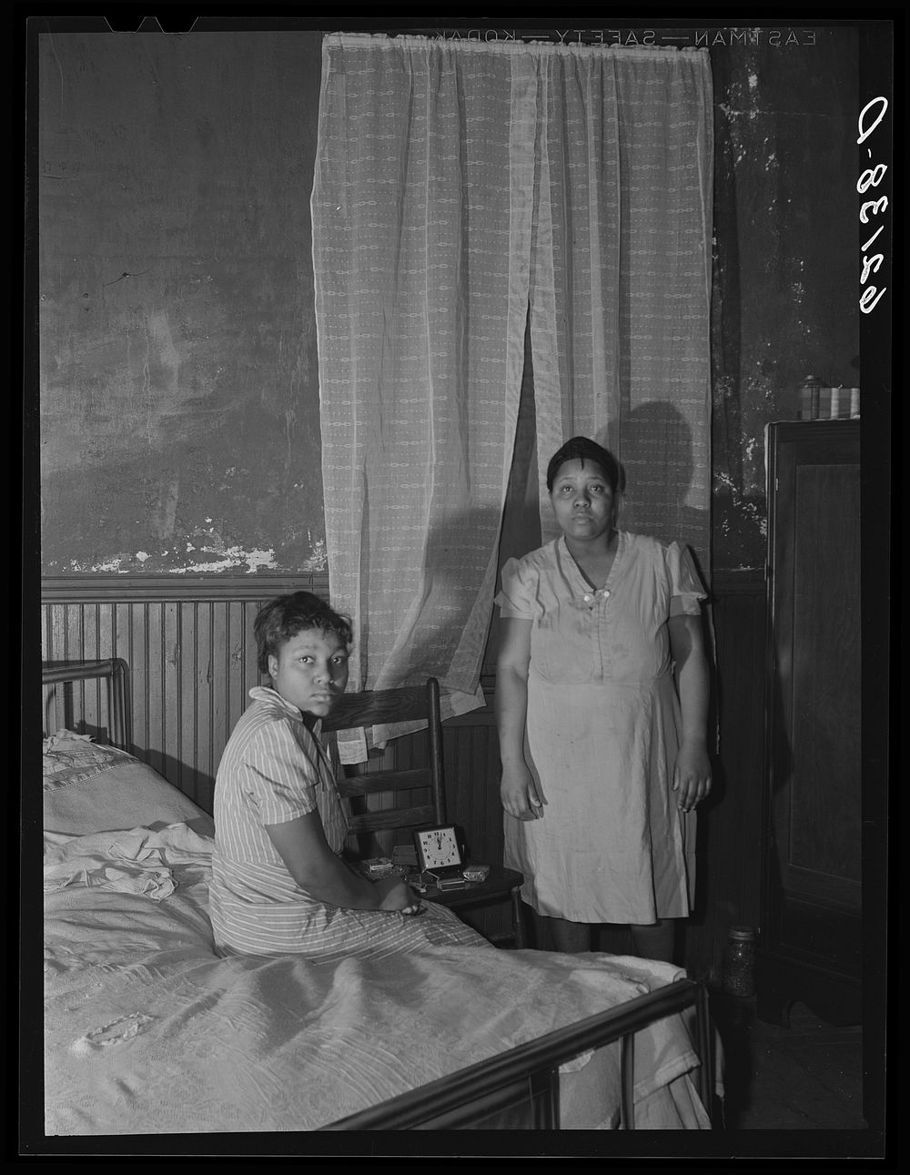 Wife and daughter of steelworker. Aliquippa, Pennsylvania. Sourced from the Library of Congress.