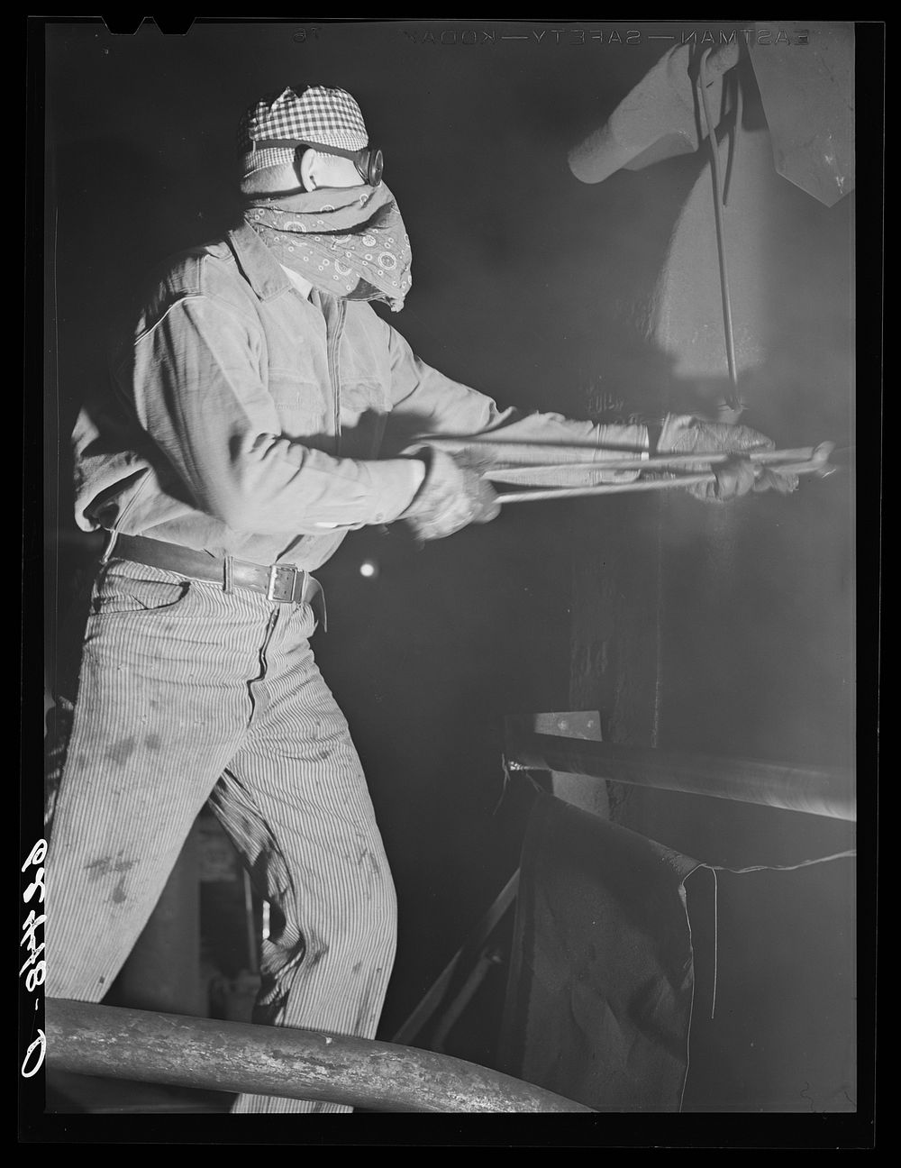 Worker at rolling mill. Washington Tinplate Company, Washington, Pennsylvania. Sourced from the Library of Congress.