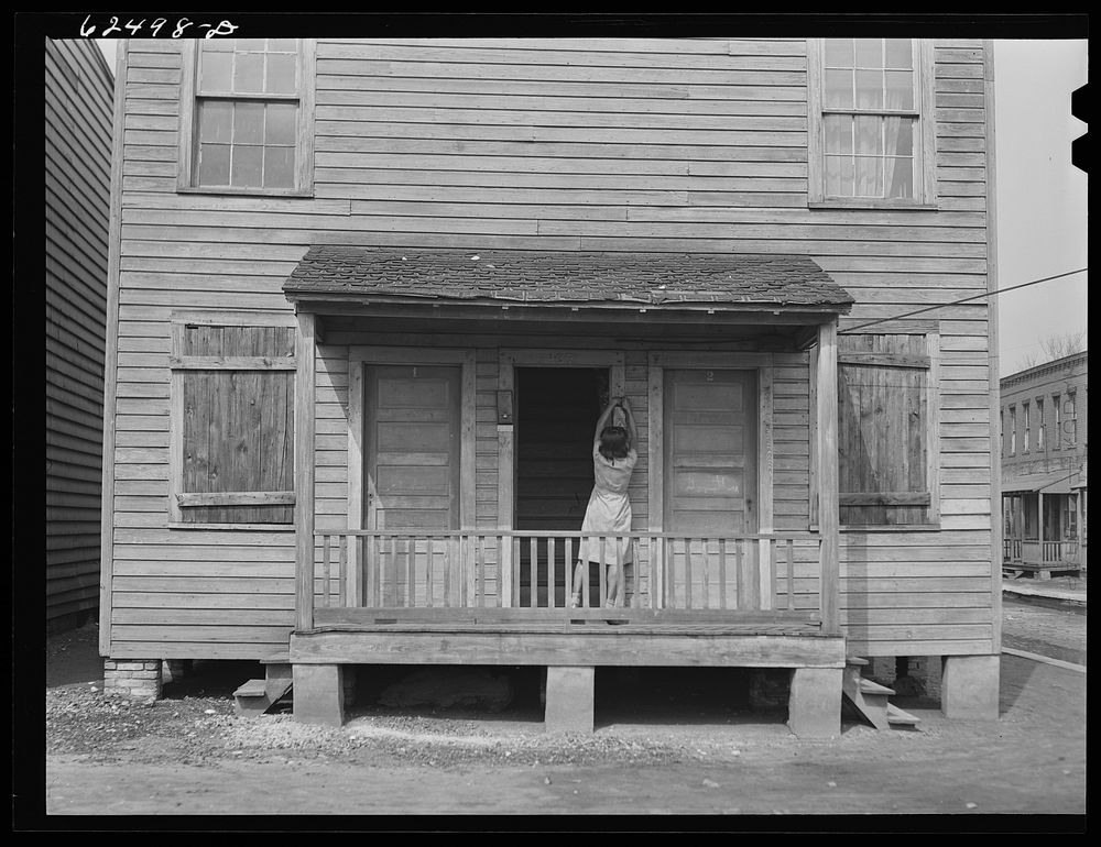 House in   district. Norfolk, Virginia. Sourced from the Library of Congress.