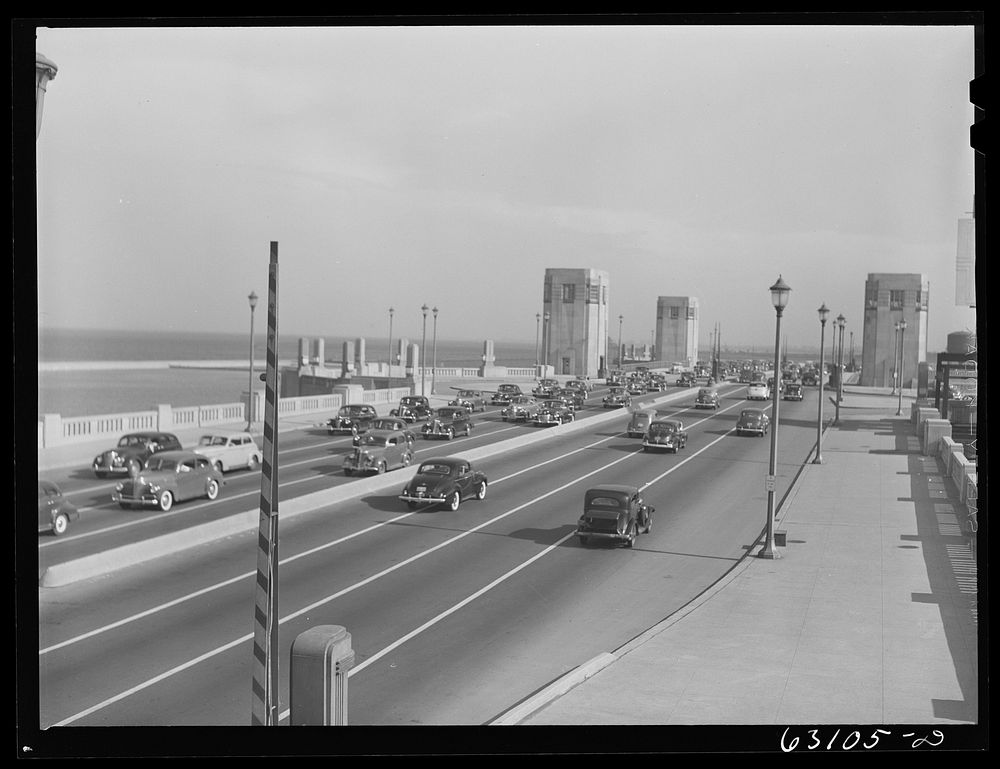 Five p.m. traffic on North Shore Boulevard. Chicago, Illinois. Sourced from the Library of Congress.