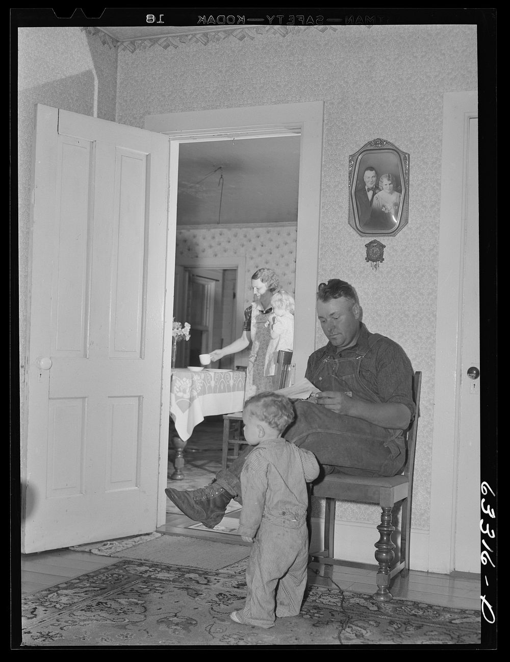 Olaf Ryskedahl and his family. Tenant purchase borrower. Freeborn County, Minnesota. Sourced from the Library of Congress.