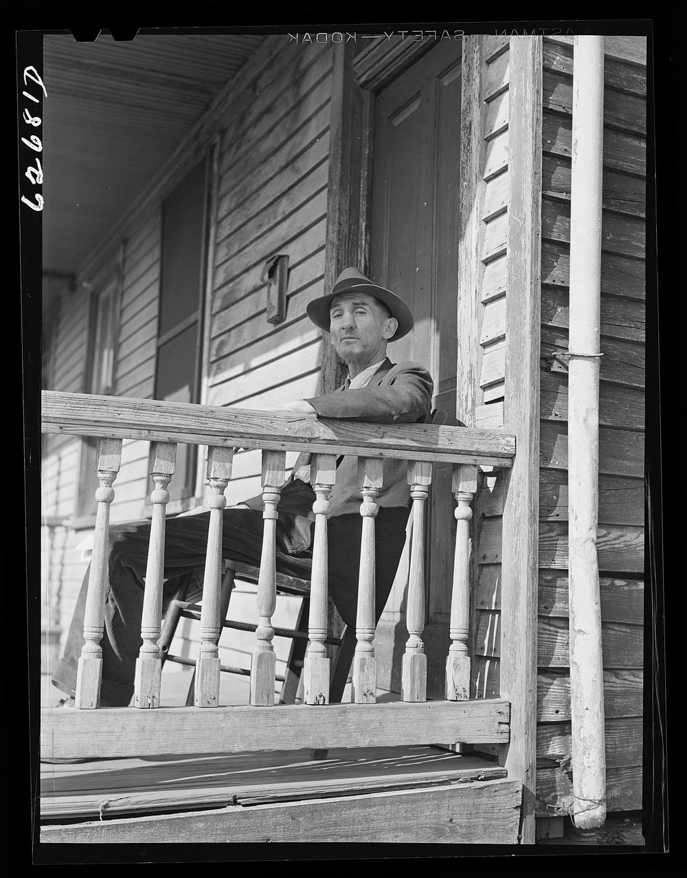 Navy yard worker, Portsmouth, Virginia. Sourced from the Library of Congress.