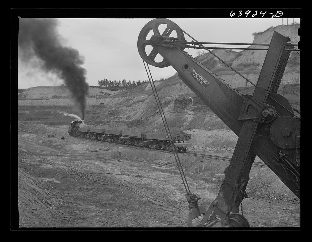 Loading cars with giant power shovel at Danube iron mine near Bovey, Minnesota. Sourced from the Library of Congress.