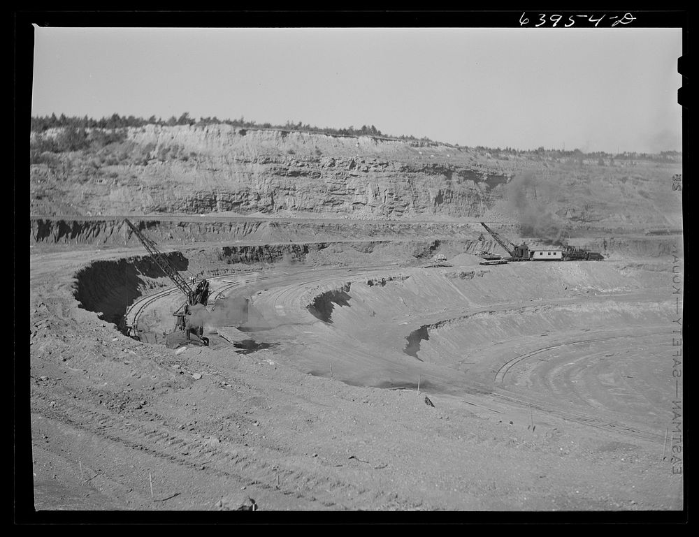 Mahoning pit. Hibbing, Minnesota. Sourced from the Library of Congress.