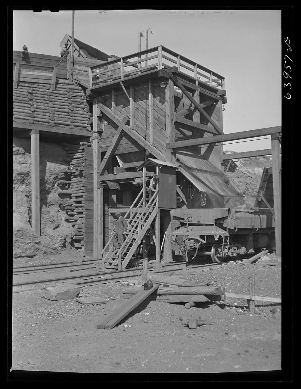 Screening plant separating ore scram | Free Photo - rawpixel