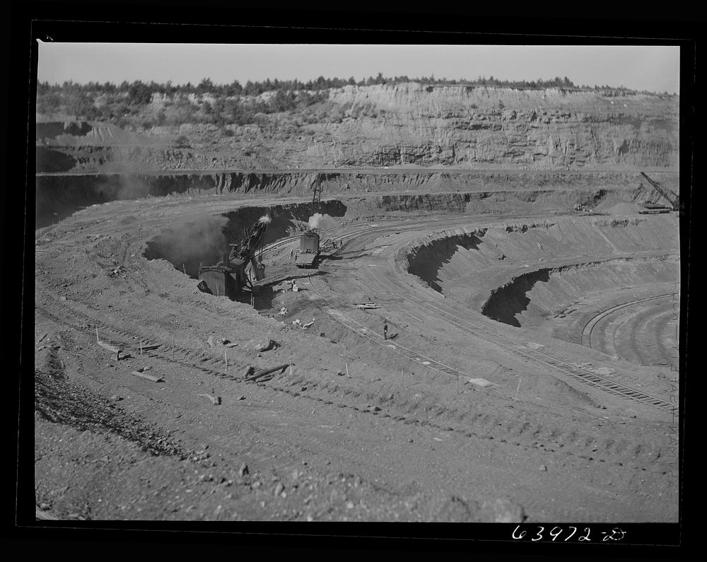 [Untitled photo, possibly related to: Mahoning pit. Hibbing, Minnesota]. Sourced from the Library of Congress.