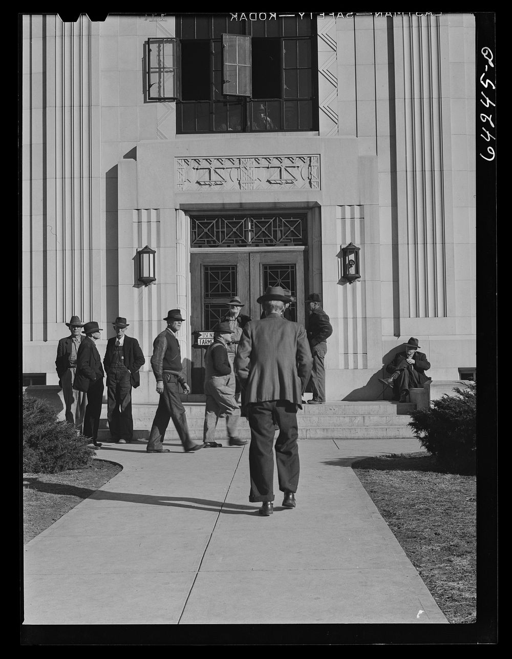 Neosho, Missouri. Newton County courthouse. Sourced from the Library of Congress.