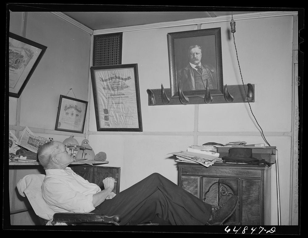 Hettinger, North Dakota. Barber. Sourced from the Library of Congress.