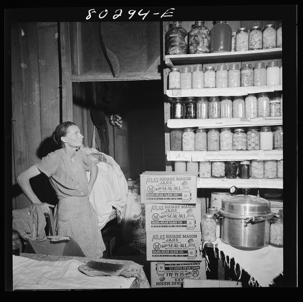 Mrs. Eulia Smart says: "I never had a pressure cooker before an' when I got this one, I canned everything in sight." (264…