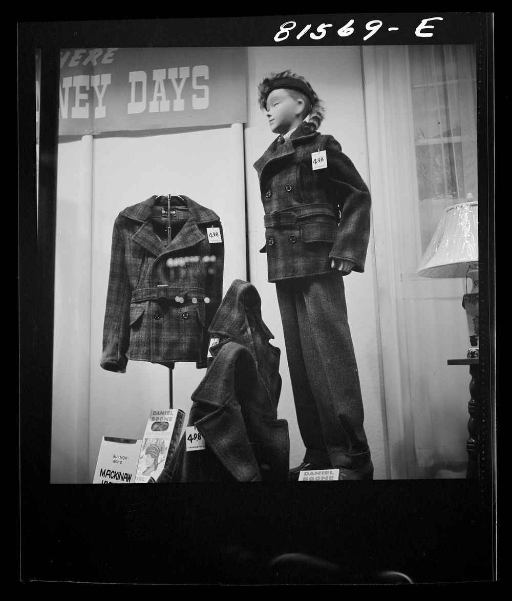 Store dummy displaying Daniel Boone hat, fur trimming detachable, suitable for auto aerial plume (advertisement). Amsterdam…