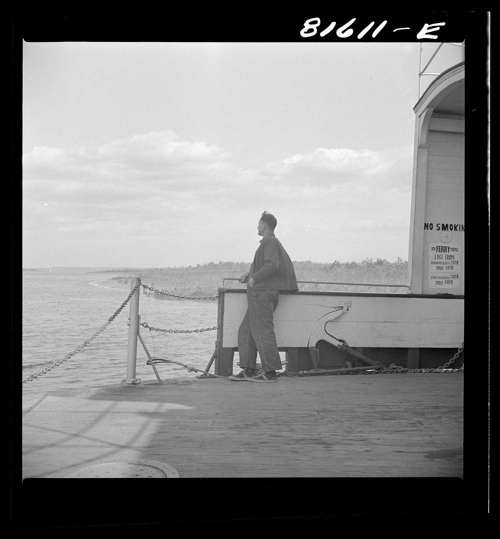 [Untitled photo, possibly related to: Leaving Hudson on ferry, New York]. Sourced from the Library of Congress.