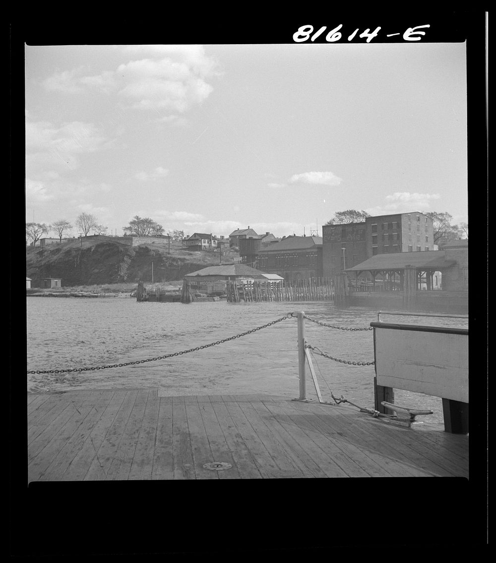 Leaving Hudson on ferry, New York. Sourced from the Library of Congress.