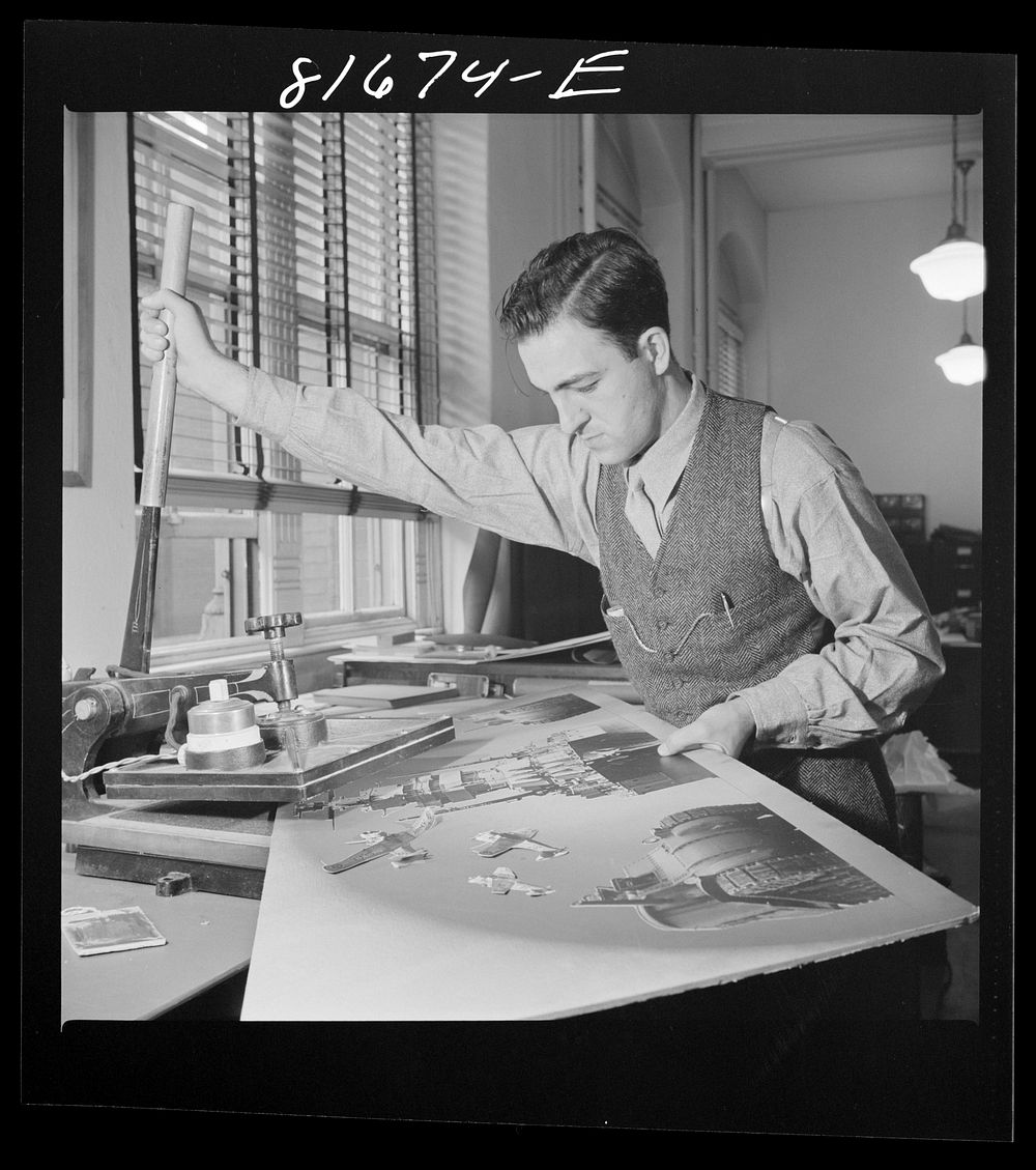 Washington, D.C. Preparing the defense bonds sales photomural, to be installed in the Grand Central terminal, New York, in…