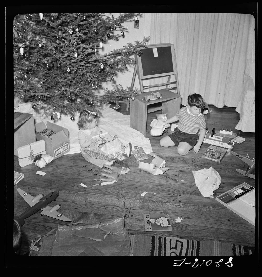 Christmas in the home of a government executive, Virginia. Sourced from the Library of Congress.