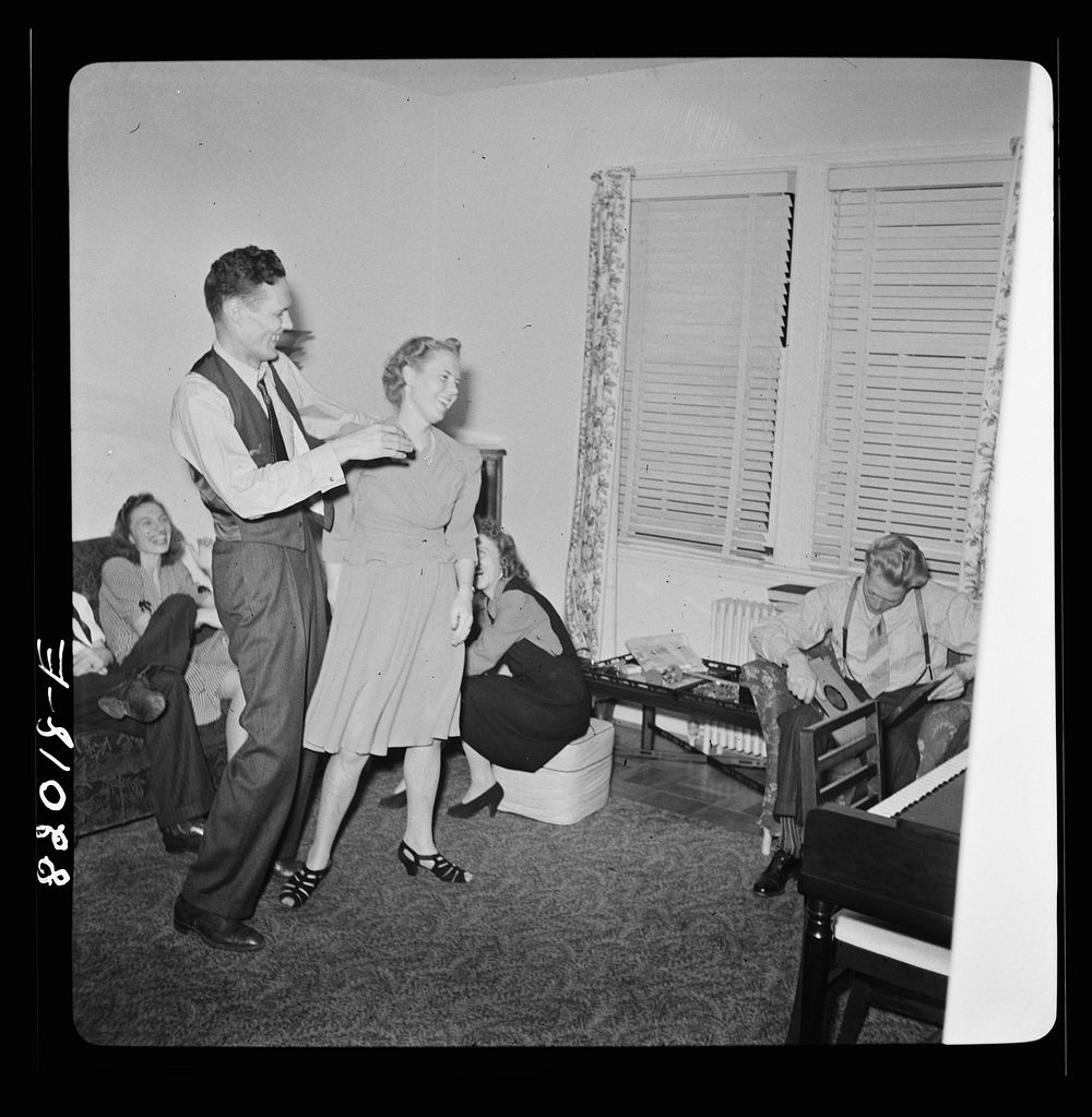 [Untitled photo, possibly related to: Christmas in a Washington home]. Sourced from the Library of Congress.