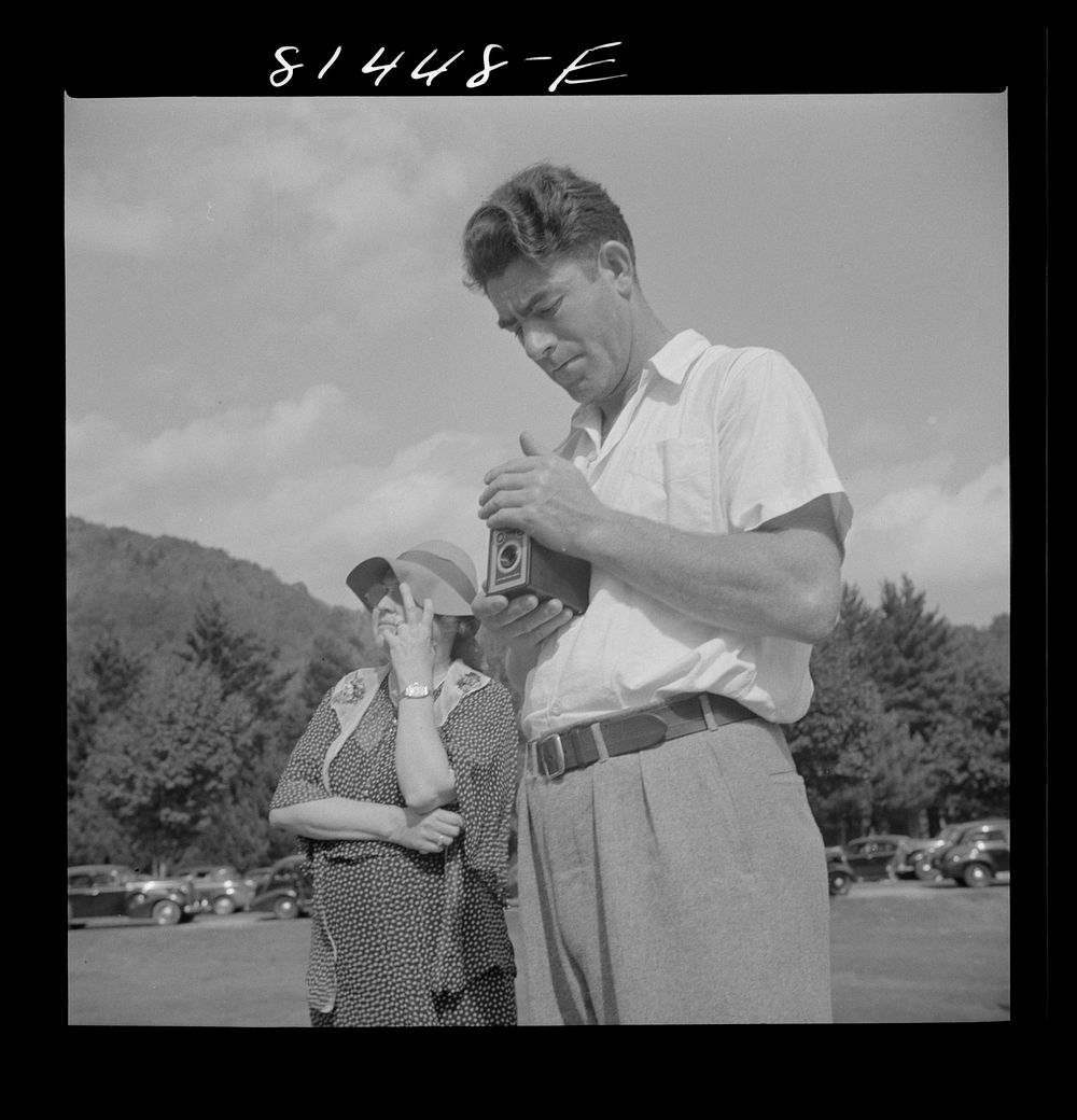 Making snapshots along the Mohawk Trail, Massachusetts. Sourced from the Library of Congress.