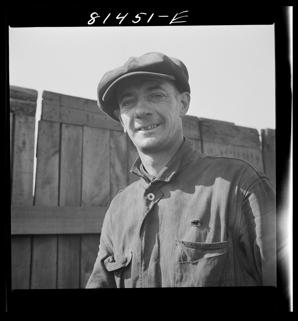 French-Canadian stevedores. Oswego, New York. Sourced from the Library of Congress.