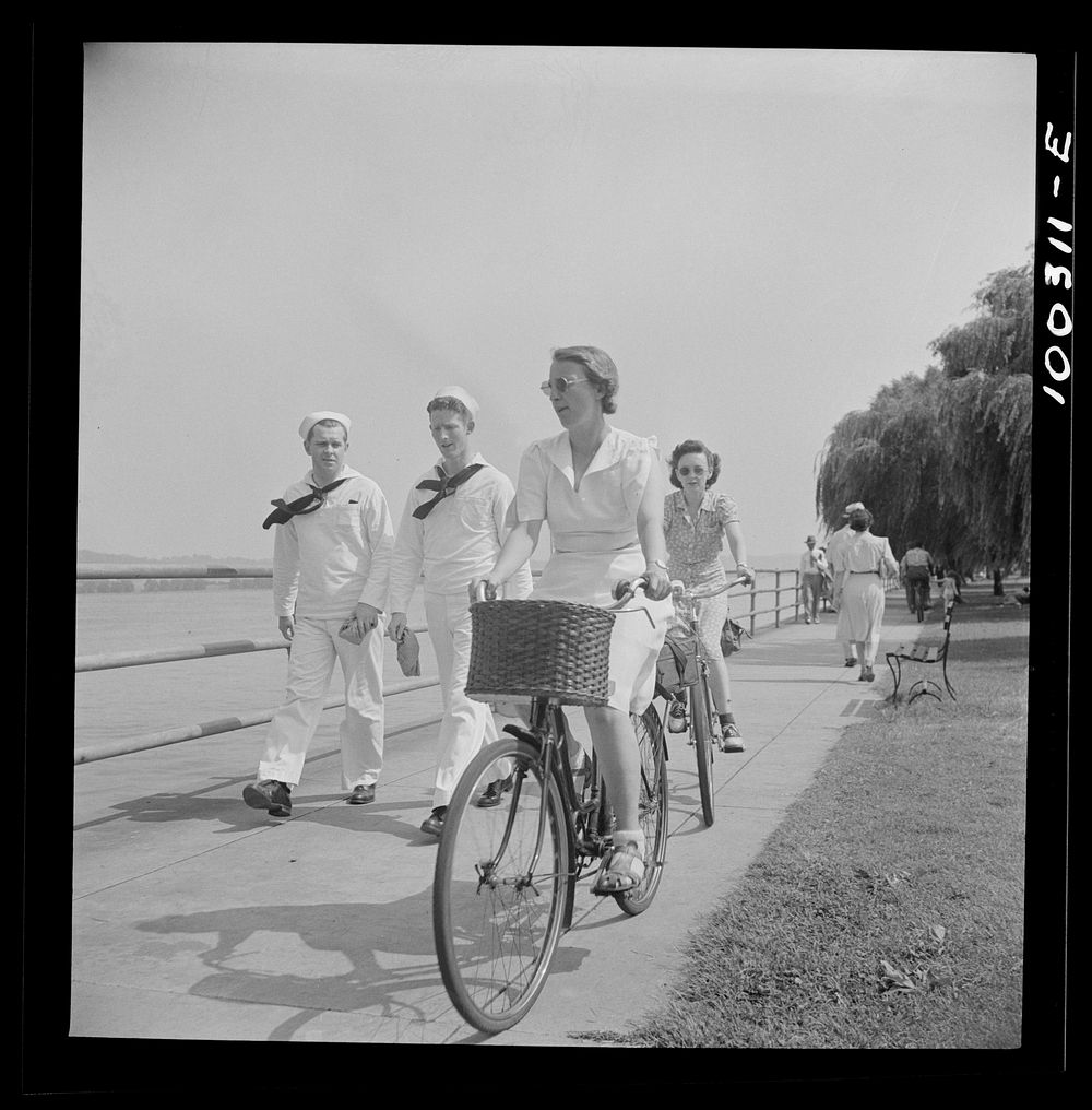 Washington, D.C. Bicycling on Sunday at Haines Point [i.e. Hains Point]. Sourced from the Library of Congress.