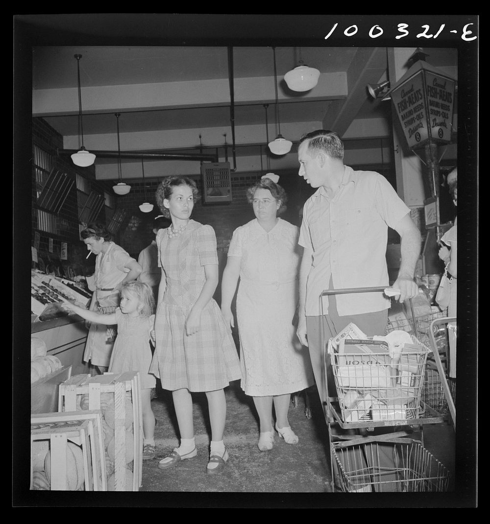 Washington, D.C. Customers in the Giant Food shopping center on Wisconsin Avenue. Sourced from the Library of Congress.